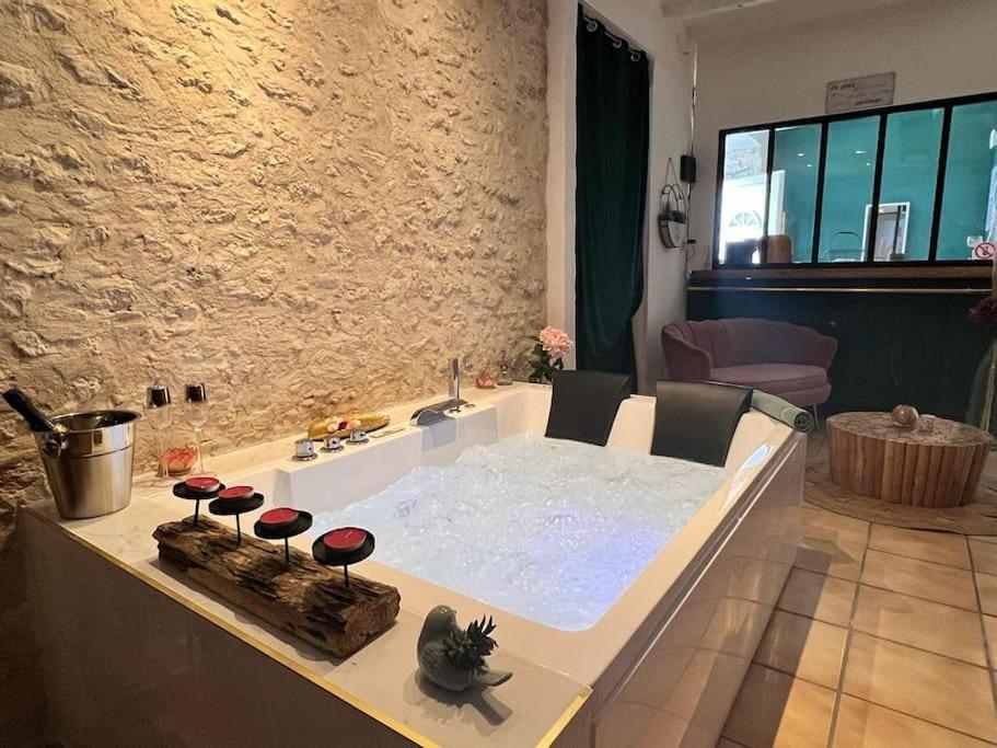 Suite Romance - Jacuzzi Moret-sur-Loing Exteriér fotografie